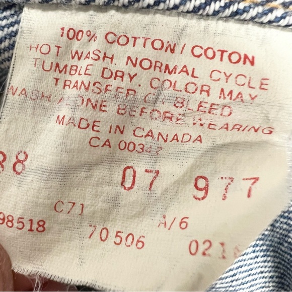 Levi's Vintage Jean Jacket Women’s Medium Distressed Denim Relaxed Trucker Fit - Picture 9 of 9